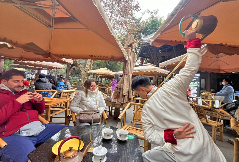 Experience tea culture in Chengdu People's Park