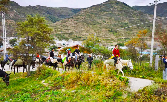 5 Days Jiuzhaigou Huanglong Tour with Songpan Horse Trekking Image