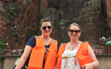 Take photos in Leshan Giant Buddha