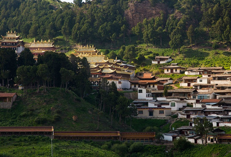 Langmusi Monastery and the little town