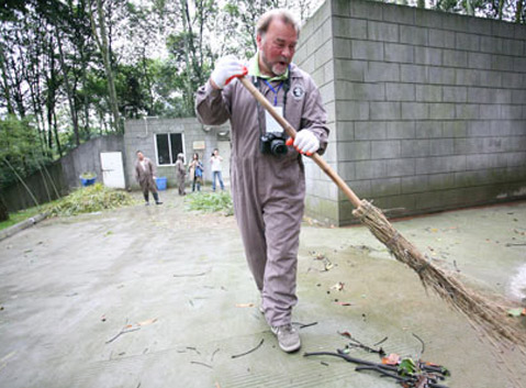 Clean the Dormitory Area of Giant Panda