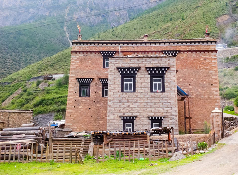 Local Tibetan Houses in Daocheng