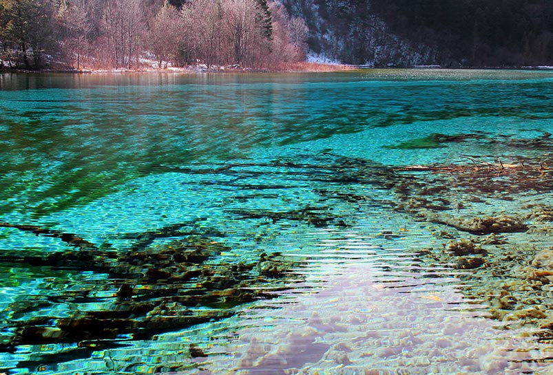 Five-color Lake in Jiuzhaigou