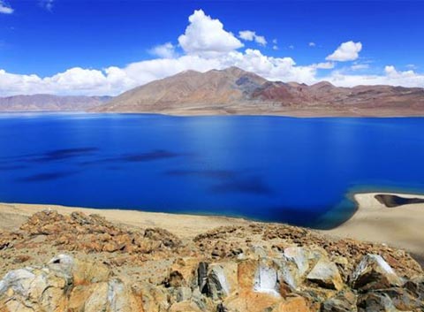 Tangra Yumco is surrounded by mountains