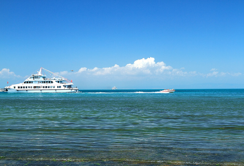 The Yacht on the Qinghai Lake