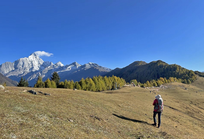 views of Mount Siguniang's four magnificent peaks in Maobiliang Viewpoint