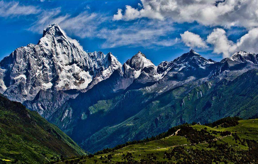 Four Girls Mountain Climbing Tour