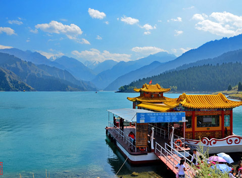 Cruise on the Heavenly Lake