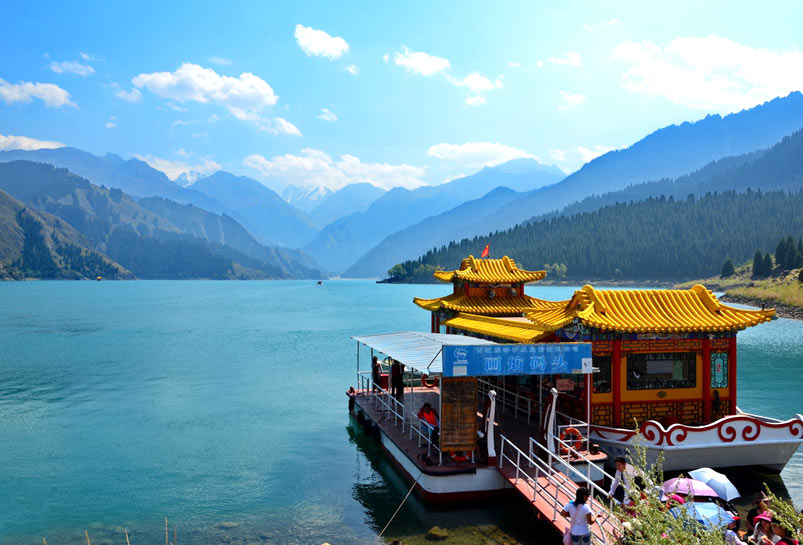 Cruise on the Heavenly Lake