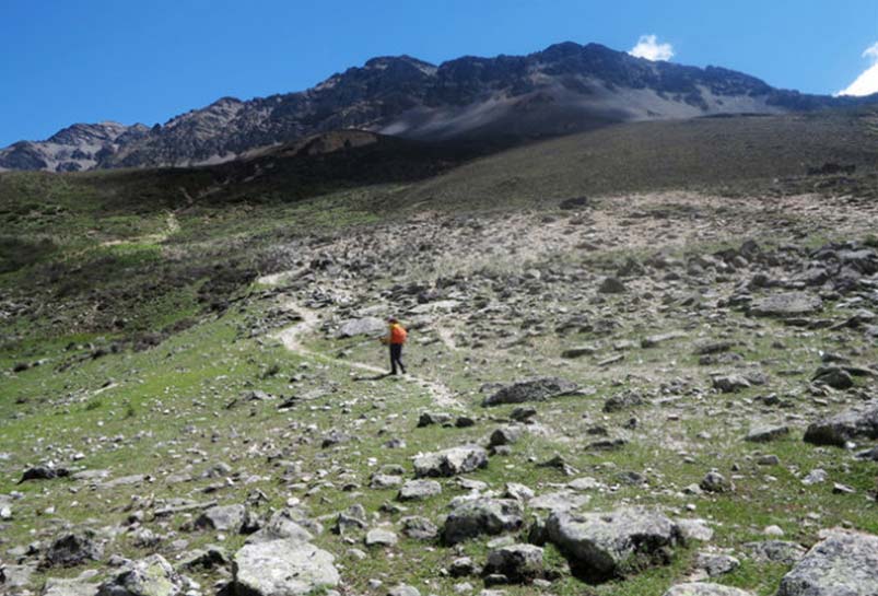Trekking trough Yala Pass