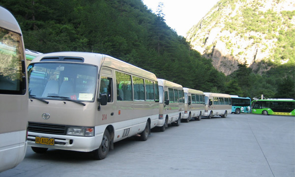 Taking tour bus from airport to Huanglong