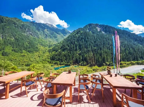 Arrive in Jiuzhaigou