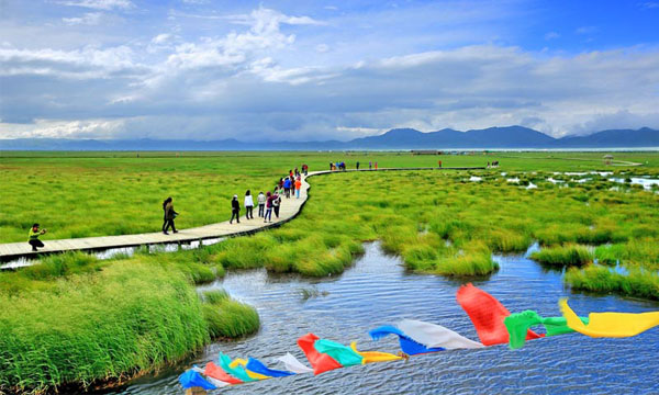 Explore the beauty of the Huahu Lake