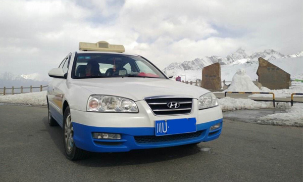 Taking a taxi at Jiuhuang Airport is another choice