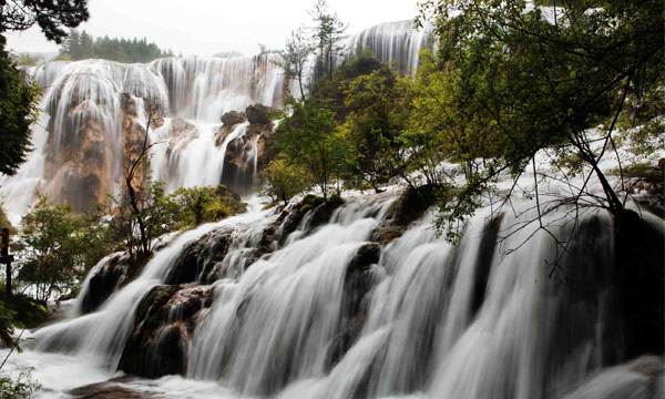Pearl Beach Waterfall in Jiuzhaigou in Jiuzhaigou