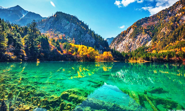 Jiuzhaigou Valley with colorful autumn forests and clear turquoise lake