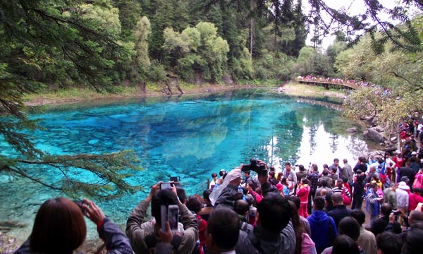 the crowded people in Jiuzhaigou