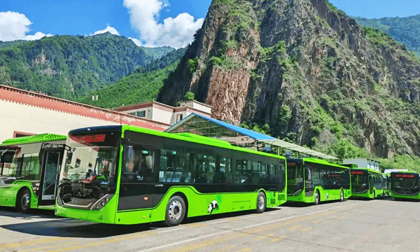 Tourist shuttle buses from Huanglong Jiuzhai Railway Station to Jiuzhaigou Scenic Area