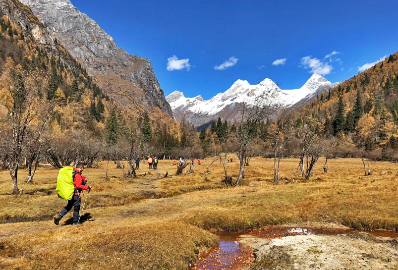 On a full-day hike through Changping Valley