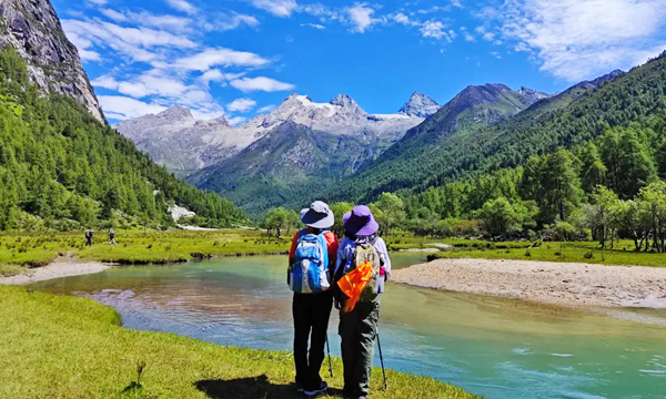 Trekkers hiking from Changping to Bipeng Valley in Mount Siguniang