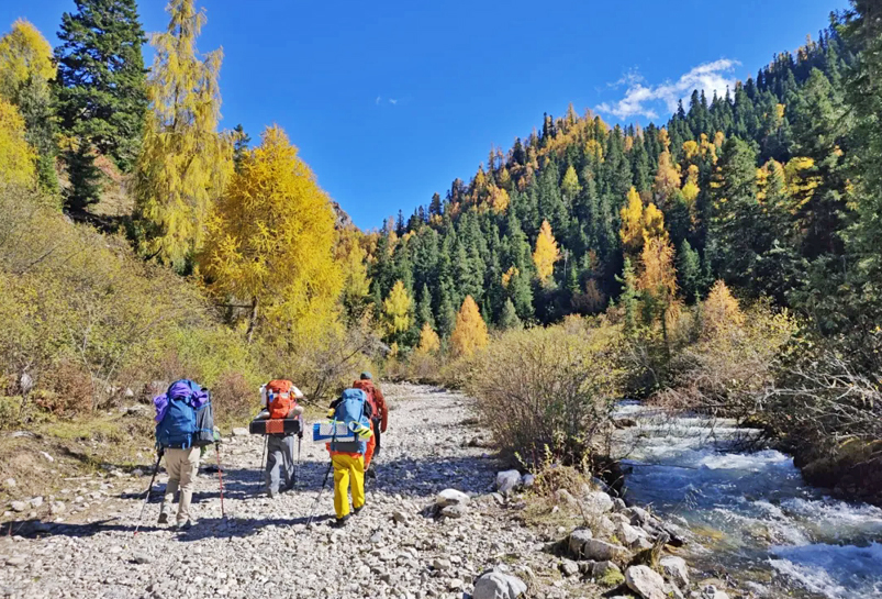 Trek through Qizanggou Valley