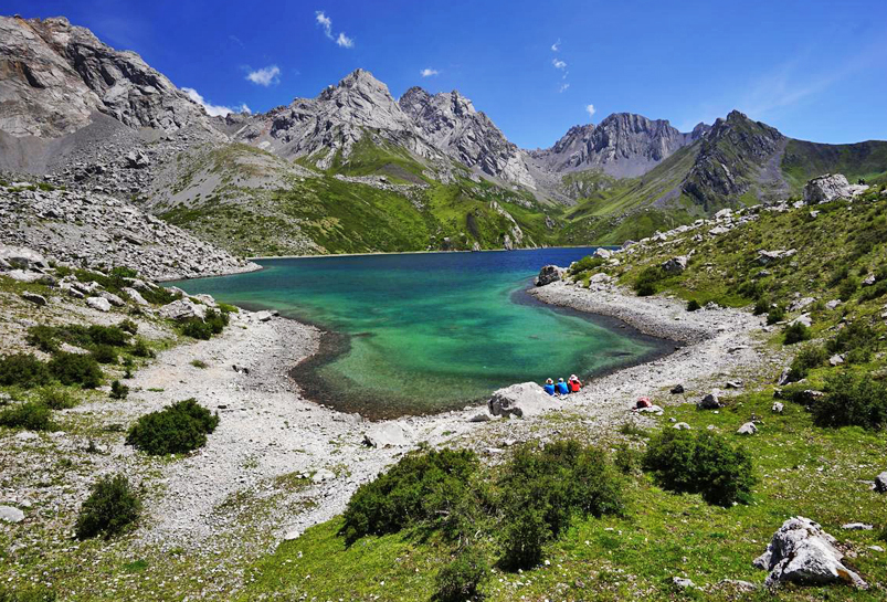 Explore Hongxinghaizi Lake during Qizanggou Valley Trekking