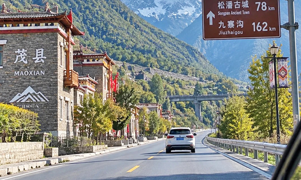 Mountain road from Chengdu to Songpan in northern Sichuan