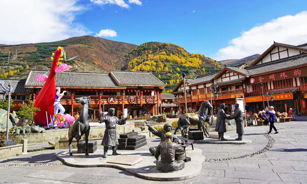 traditional buildings and street sculptures in Songpan Ancient Town