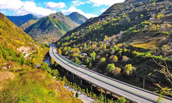 Mountain highway from Huanglong to Songpan