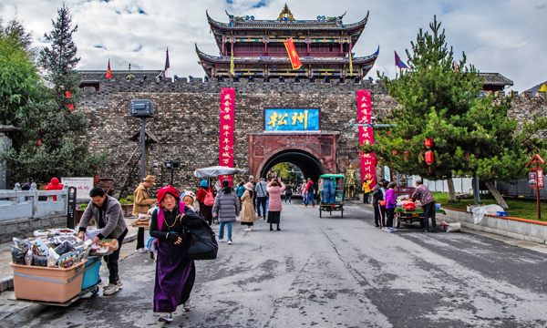 Travelers wearing warm clothing in Songpan Ancient Town