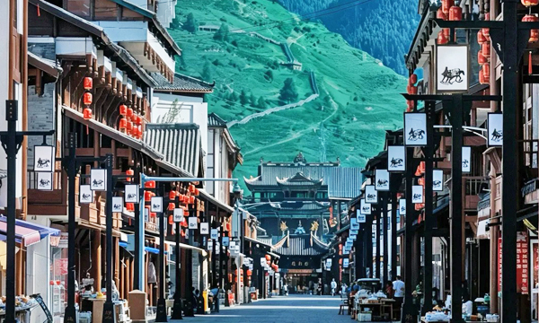 Old street and traditional buildings in Songpan Ancient Town