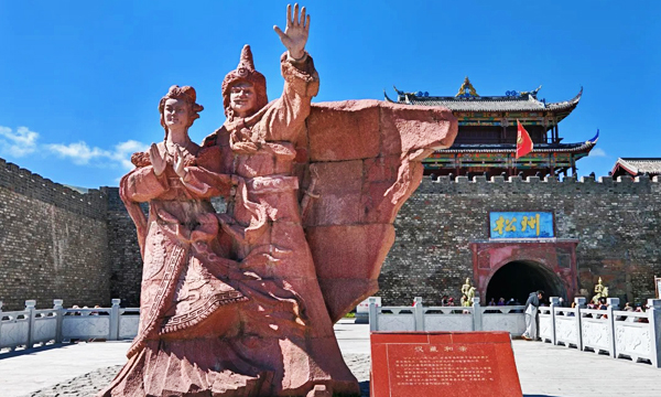 Princess Wencheng and Songtsen Gampo statues at Songpan Ancient Town