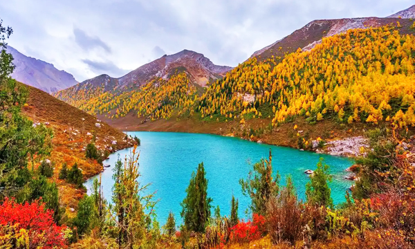 Colorful autumn scenery with mountains and a lake in Songpan