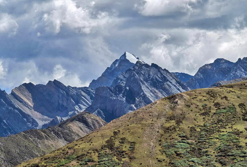 Explore Mount Huashiyan Sacred Mountain