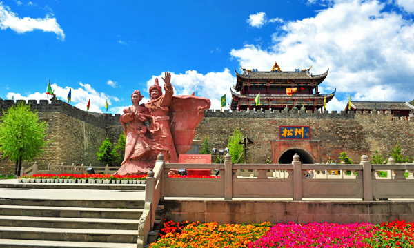 Princess Wencheng and Songtsen Gampo statues in front of the historic Songpan city walls