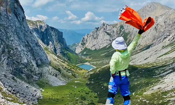 Trekking through the mountain valleys of Qizanggou near Songpan