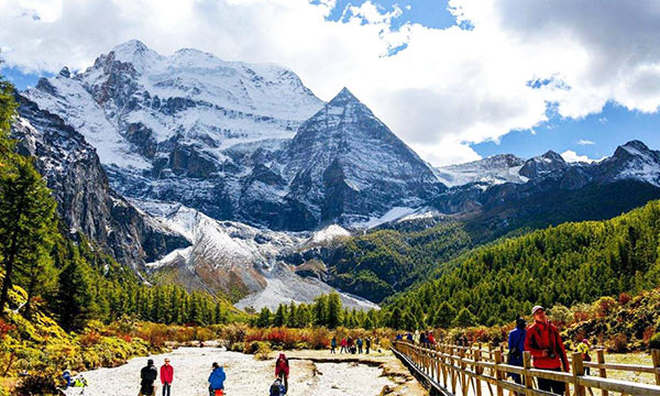 There is a public bus that connects directly from Shangri La to Daocheng.