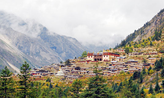 Lenggu Temple and its Surrounding Wooden Houses
