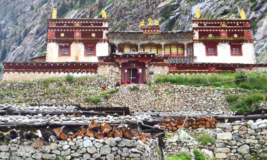 Lenggu Temple under Genie Mountain