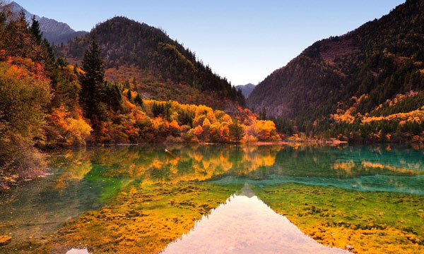 Autumn is the time to experience the best views and best scenic landscapes in Jiuzhaigou