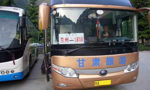The bus from Lanzhou to Jiuzhaigou
