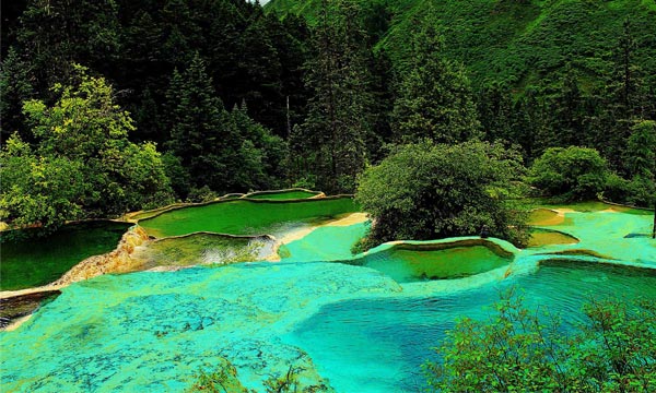 The lake in Huanglong is very crystal and clean
