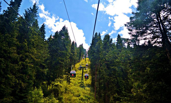 Cable car in Huanglong National Park