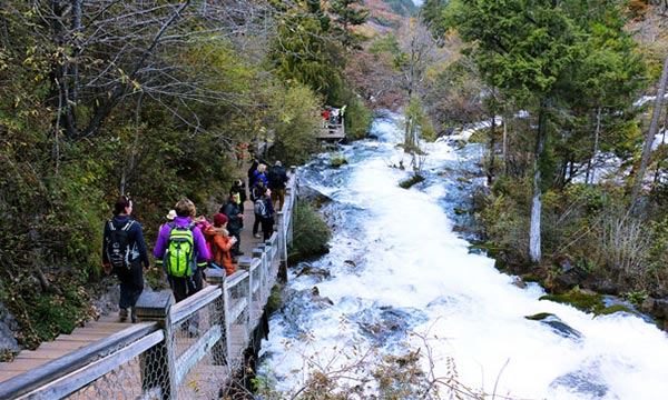Hiking in Jiuzhaigou
