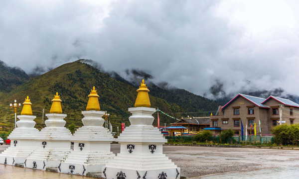 You can stay in Jiuzhaigou goukou hotels