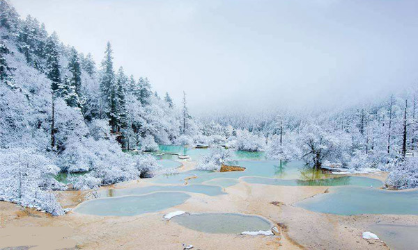The lakes in Huanglong Park are half-frozen in winter