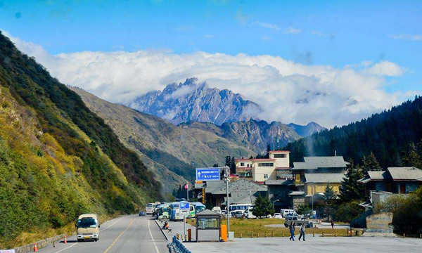 The road from Jiuzhaigou to Huanglong