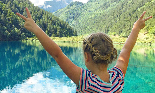 The little girl is having fun in Jiuzhaigou