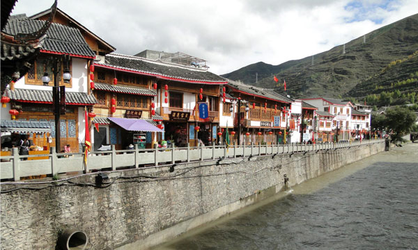 The Min River keeps running through the ancient city from east to west for centuries