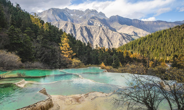 The view of Huanglong has distinct characters of plateau scenery